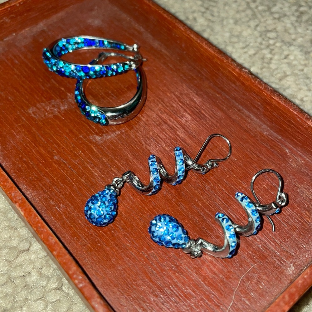 Set of 2 Blue Sparkly Earrings!